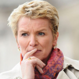 "Je ne savais plus où me mettre" : Élise Lucet face à Bernadette Chirac, pourquoi ce déjeuner à l’Élysée l’a profondément marquée