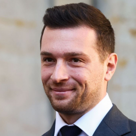 Jordan Bardella visé par un œuf : ce vieux tweet qui embarrasse le RN