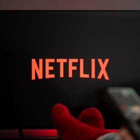 Netflix vient d'annoncer le lancement de son forfait Essentiel avec pub, et il coûtera beaucoup moins cher
