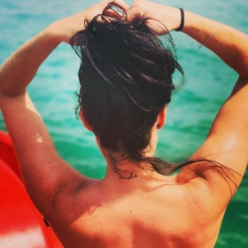 15 tatouages sexy et osés à vous faire dans le cou