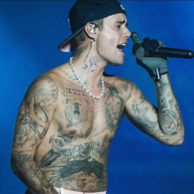 Moqué sur les réseaux, Justin Bieber transforme son bad buzz en sweat provocateur très stylé