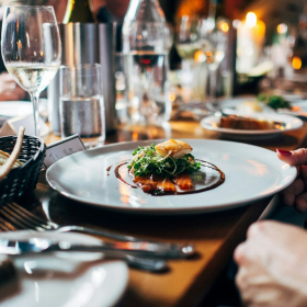 Vous avez souvent faim après le repas ? Voici pourquoi votre cerveau pourrait être le coupable !