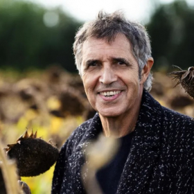 "Je suis un piètre grand-père" : Julien Clerc, à la fois papa et papy à 77 ans, fait une confidence inattendue sur son rôle de grand-père