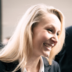 “Mon mari est aussi...” : Marion Maréchal réagit aux photos de Jordan Bardella avec Maria Carolina de Bourbon