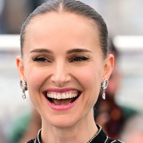 « C’est si beau mais aussi si compliqué » : la confession de Natalie Portman sur sa grossesse à 44 ans fait réagir