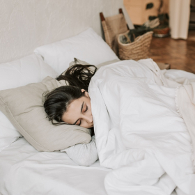 Pourquoi manger un petit encas avant de se coucher permet de mieux dormir