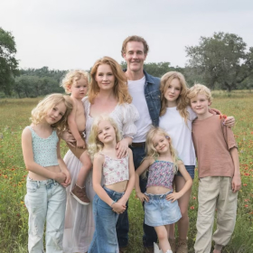 6 enfants, une tribu soudée : la vie loin d’Hollywood que James Van Der Beek avait choisie