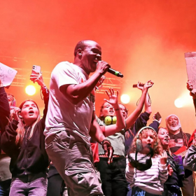 « Du jamais vu » : entre 15 000 et 20 000 personnes restées dehors pour le concert de Magic System à Concarneau