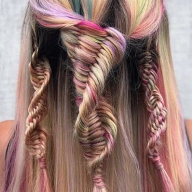 Découvrez comment faire une tresse ADN, l'idée géniale pour une tresse vraiment originale