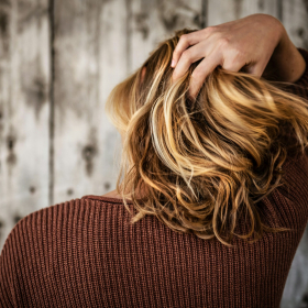 Pourquoi les femmes vivent plus mal cette chute de cheveux au printemps (et ce que ça révèle vraiment)