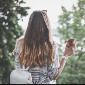 Se parfumer les cheveux : est-ce dangereux ?