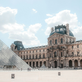Pourquoi le Musée du Louvre a décidé d’abandonner son slogan emblématique