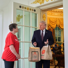 Donald Trump se fait livrer McDonald’s à la Maison-Blanche : ce que cache vraiment cette scène devenue virale