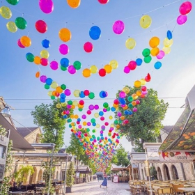 Un ciel de 3 200 ballons multicolores à découvrir à Paris pour fêter l'été