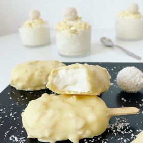 La recette de la glace maison chocolat blanc, noix de coco et amandes version Raphaëllo facile et sans sorbetière