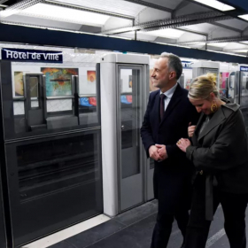 Dans le métro après sa victoire : la scène mignonne et inattendue d’Emmanuel Grégoire avec sa compagne Claire Peyron