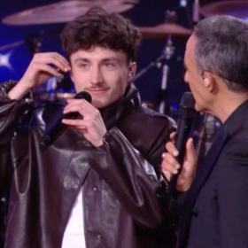 Léo, seul face à la nuit parisienne : après sa sortie du château, les images fortes de son tout premier clip