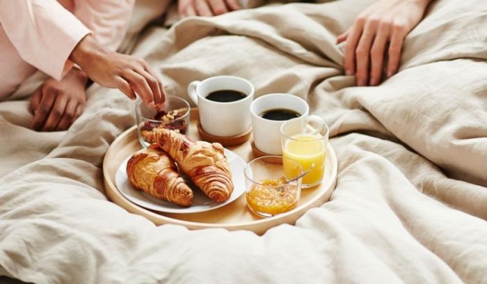 Le petit déjeuner romantique au lit : le must des amoureux - Le blog de