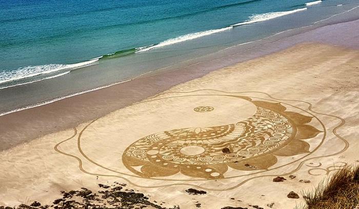 Cette créatrice réalise d'immenses mandalas magnifiques sur le sable des plages bretonnes | #5
