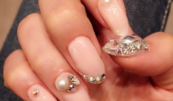 Des idées de nail art avec des perles pour une manucure élégante | #13