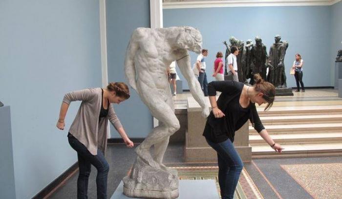 25 personnes qui savent faire des photos amusantes quand elles voient une statue | #4