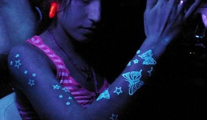 15 idées originales de tatouages à l'encre fluorescente | #11