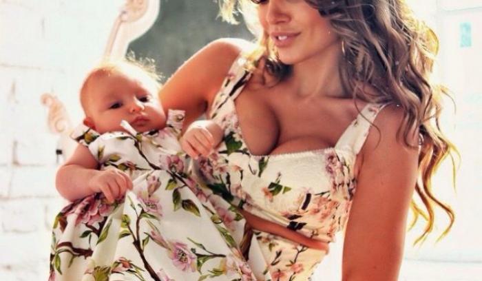 Ces mamans et leur petite fille se ressemblent vraiment comme 2 gouttes d'eau ! Et c'est tellement craquant... | #18