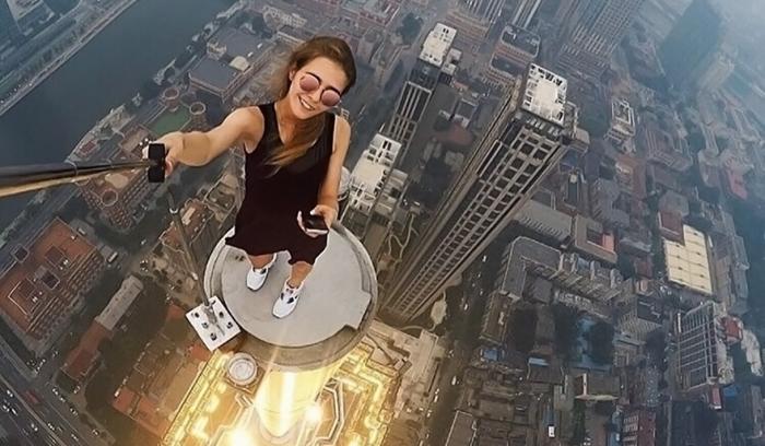 Cette Russe prend les selfies les plus dangereux du monde (et ça fait peur !)