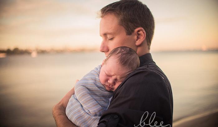 28 photos de papas qui tiennent leur bébé dans leurs bras | #4