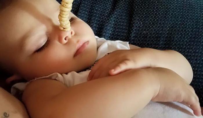 Non, ce n'est pas une blague : des papas tentent de battre le record de céréales Cheerios empilées sur le nez de leur enfant | #8