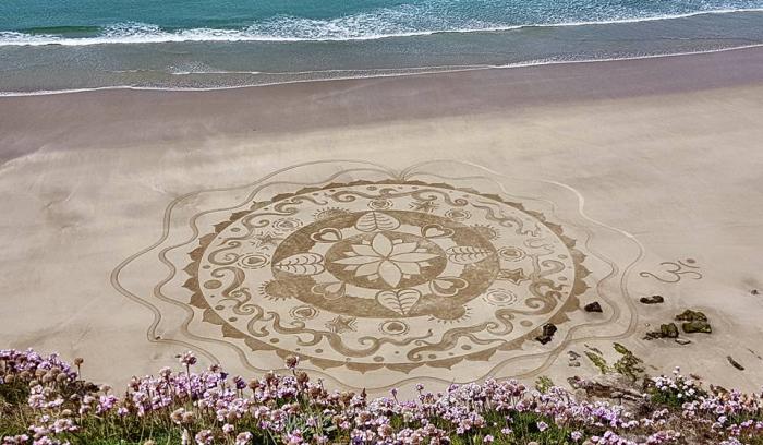 Cette créatrice réalise d'immenses mandalas magnifiques sur le sable des plages bretonnes | #7