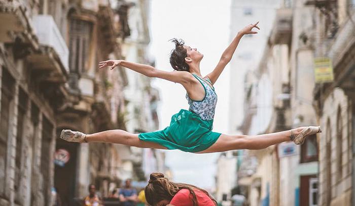 Des danseurs de ballet dansent dans les rues de Cuba | #2