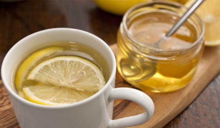 7 raisons de boire de l'eau chaude citronnée tous les matins | #3