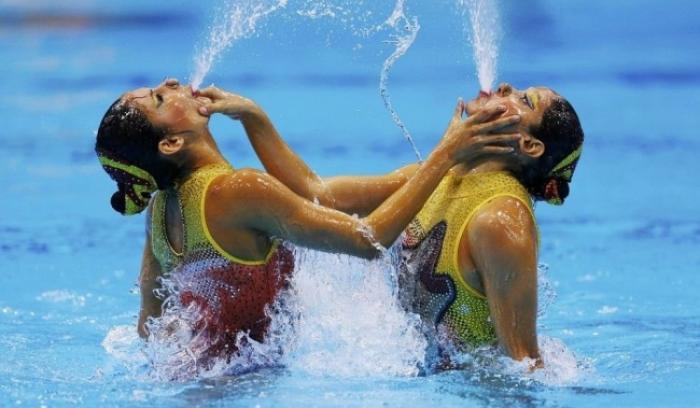 Les têtes de ces filles sur ces 16 photos de natation synchronisée vont vous faire mourir de rire | #15