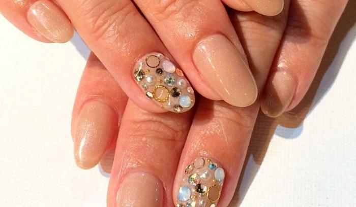 Des idées de nail art avec des perles pour une manucure élégante | #19