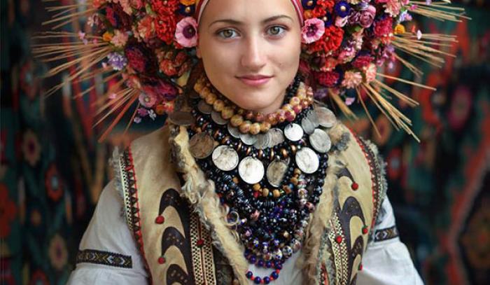 Des femmes portent des couronnes traditionnelles ukrainiennes magnifiques en signe de fierté | #3