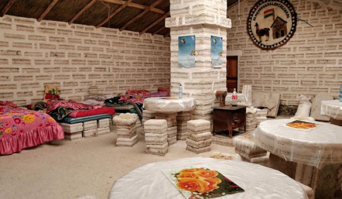 Un hôtel entièrement construit en sel au beau milieu du désert de sel d'Uyuni