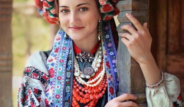 Des femmes portent des couronnes traditionnelles ukrainiennes magnifiques en signe de fierté | #6