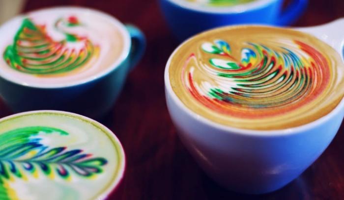 Il sert les plus jolis cafés au monde grâce à des motifs colorés incroyables | #5