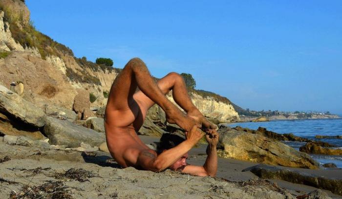 14 photos d'hommes nus en train de faire du yoga (c'est cadeau !) | #5