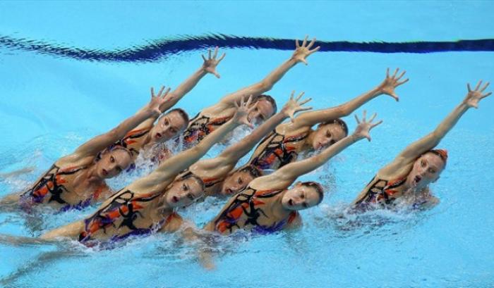 Les têtes de ces filles sur ces 16 photos de natation synchronisée vont vous faire mourir de rire | #5