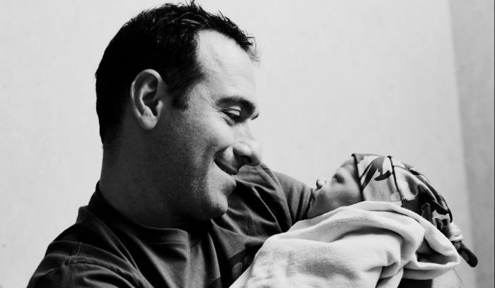 28 photos de papas qui tiennent leur bébé dans leurs bras
