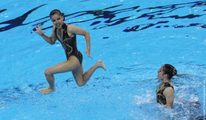 Les têtes de ces filles sur ces 16 photos de natation synchronisée vont vous faire mourir de rire | #13