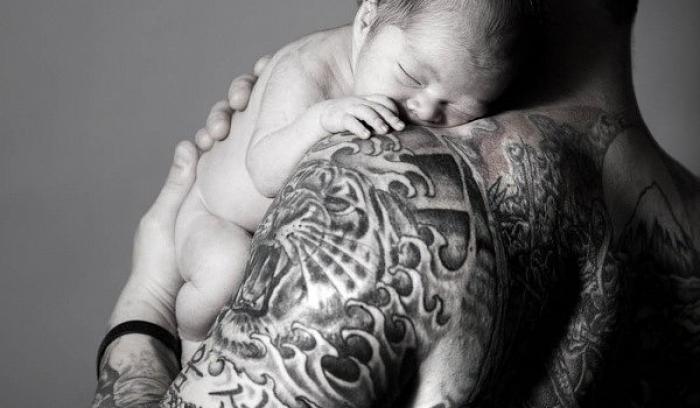 28 photos de papas qui tiennent leur bébé dans leurs bras | #2