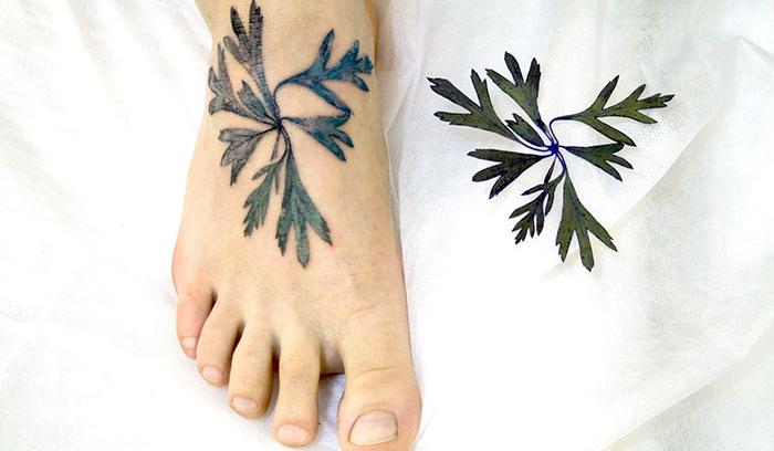Cette tatoueuse utilise de vraies feuilles et des fleurs comme pochoirs pour réaliser de sublimes tatouages botaniques | #3