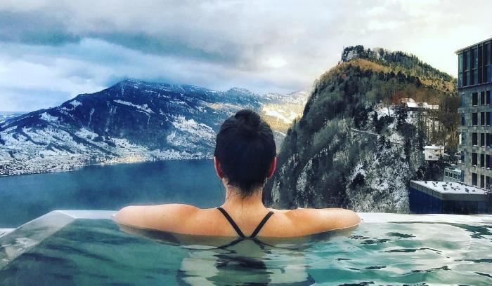 Nager dans la piscine à débordement de cet hôtel suisse vous donnera l'impression de flotter dans les nuages