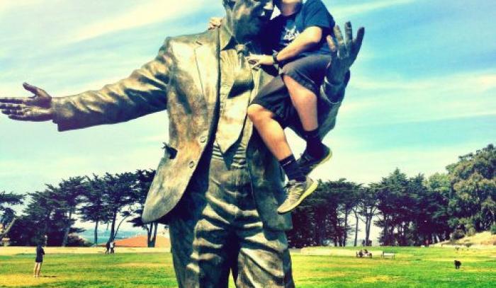 25 personnes qui savent faire des photos amusantes quand elles voient une statue | #9