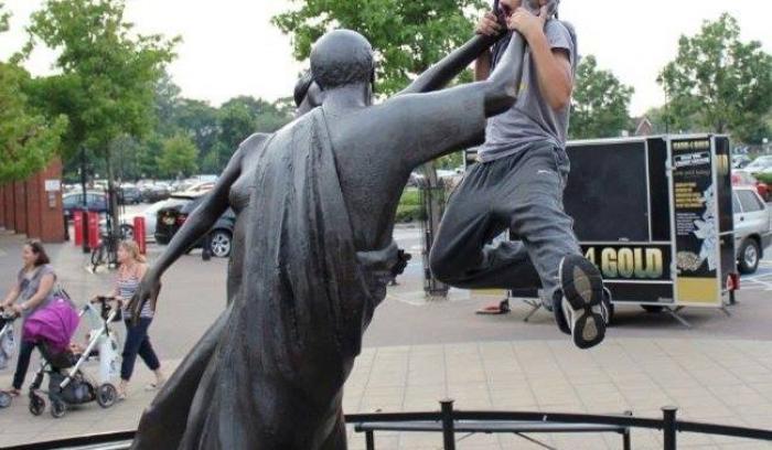 25 personnes qui savent faire des photos amusantes quand elles voient une statue | #8