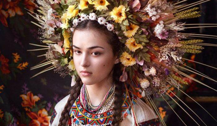 Des femmes portent des couronnes traditionnelles ukrainiennes magnifiques en signe de fierté | #2