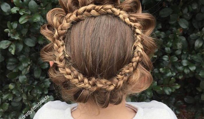 Cette maman fait des tresses impressionnantes et complexes à sa fille tous les matins avant d'aller à l'école | #11